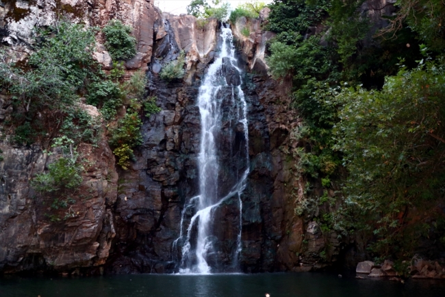 Diyarbakır Şeyhandede Şelalesi serinliğiyle dikkat çekiyor